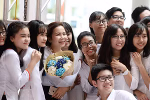 Nụ cười rạng rỡ của cô và trò. Ảnh: Hoàng Hà