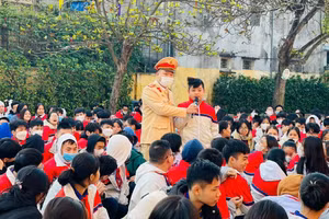 Cán bộ Công an trả lời câu hỏi của học sinh về ATGT tại Trường THCS Trần Bích San, TP Nam Định (Nam Định). Ảnh: TG