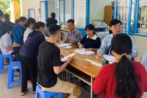 Học sinh, phụ huynh nộp hồ sơ vào lớp 10 tại một trung tâm giáo dục nghề nghiệp - giáo dục thường xuyên. Ảnh: MA