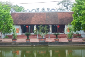 Đền Dạ Trạch và nghi môn nội đền Đa Hòa – nơi ghi dấu ấn Tiến sĩ Chu Mạnh Trinh trong vai trò như một kiến trúc sư. Ảnh: ITN