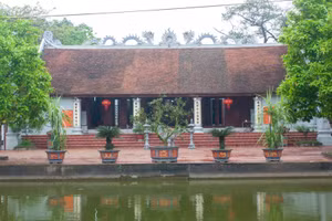 Đền Dạ Trạch và nghi môn nội đền Đa Hòa – nơi ghi dấu ấn Tiến sĩ Chu Mạnh Trinh trong vai trò như một kiến trúc sư. Ảnh: ITN