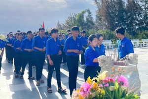 Việc chú trọng giáo dục thái độ sống tích cực, luôn biết nuôi dưỡng lòng biết ơn là những nội dung quan trọng không kém giáo dục tri thức. Ảnh: Trường THPT Trần Bình Trọng