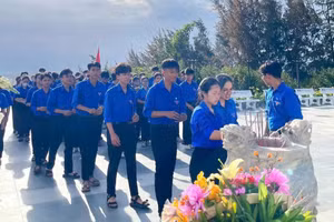 Việc chú trọng giáo dục thái độ sống tích cực, luôn biết nuôi dưỡng lòng biết ơn là những nội dung quan trọng không kém giáo dục tri thức. Ảnh: Trường THPT Trần Bình Trọng