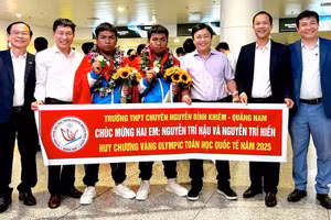 Nguyễn Trí Hiền và Nguyễn Trí Hậu cùng các thầy trở về sau kỳ thi.