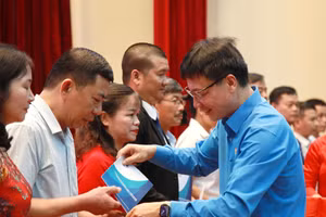 Ông Nguyễn Ngọc Ân - Chủ tịch Công đoàn Giáo dục Việt Nam tặng quà cho các nhà giáo gia đình chính sách, hoàn cảnh khó khăn. Ảnh: Lan Anh