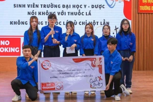 Sinh viên Trường Đại học Y - Dược (ĐH Thái Nguyên) truyền tải thông điệp “Nói không với thuốc lá”. Ảnh: NT