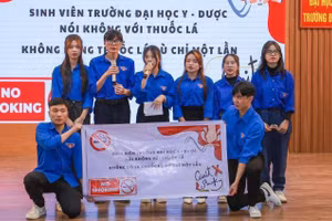 Sinh viên Trường Đại học Y - Dược (ĐH Thái Nguyên) truyền tải thông điệp “Nói không với thuốc lá”. Ảnh: NT