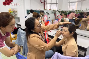 Giáo viên dạy trang điểm thuộc Trung tâm Dạy nghề quận Bình Tân (TPHCM) hướng dẫn học viên trong một tiết học. Ảnh: NVCC