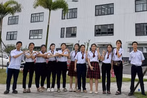 Học sinh Trường THPT Phú Bài tham quan nhà máy xử lý rác Phú Sơn - Hương Thuỷ, TP Huế. Ảnh: NTCC