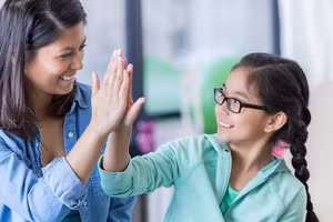 Dạy con khiêm tốn cũng là cách giúp trẻ sống tích cực, tạo sự gần gũi, đồng cảm và nhận được yêu mến từ người xung quanh. Ảnh: ITN.