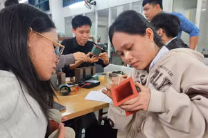 Học sinh Trường THPT Nguyễn Văn Thoại (Cẩm Lệ, Đà Nẵng) trải nghiệm về điện trường. Ảnh: NTCC