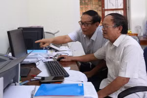 Các nhà giáo già đang miệt mài biên soạn cuốn sách “Chân dung các liệt sĩ nhà giáo Hà Tĩnh”. 