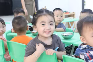 Trẻ hào hứng với bữa ăn bán trú tại Trường Mầm non Khánh Thượng B (Ba Vì, Hà Nội). Ảnh: TG