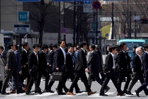 Rút ngắn thời gian làm việc của người lao động đang là xu hướng toàn cầu. Ảnh: Japan Times