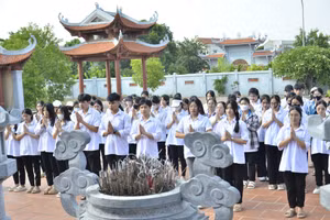 Học sinh Trường THPT Ân Thi (Hưng Yên) trong hoạt động về nguồn. Ảnh: NTCC