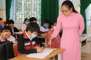 Cô Ka H’Hoa - giáo viên Trường Tiểu học & THCS Phan Đình Giót (Nam Gia Nghĩa, Lâm Đồng). Ảnh: Đặng Hiền