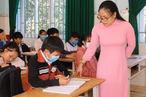 Cô Ka H’Hoa - giáo viên Trường Tiểu học & THCS Phan Đình Giót (Nam Gia Nghĩa, Lâm Đồng). Ảnh: Đặng Hiền