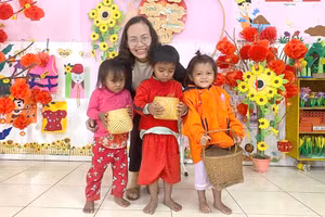 Với sự quan tâm, chăm sóc ân cần, cô Trần Thị Châu được học trò xem như người “mẹ hiền”. Ảnh: KS