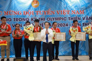 Giám đốc Sở GD&ĐT Hà Nội Trần Thế Cương chúc mừng thành tích của Bá Linh và các thành viên đội tuyển IOAA 2024. Ảnh: Vân Anh