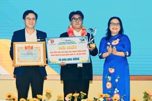 Ngô Vũ Cao Long nhận Bằng khen giải Nhất Giải thưởng Sinh viên Nghiên cứu Khoa học Eureka 2025. Ảnh: NVCC