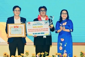 Ngô Vũ Cao Long nhận Bằng khen giải Nhất Giải thưởng Sinh viên Nghiên cứu Khoa học Eureka 2025. Ảnh: NVCC