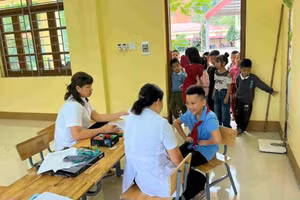 Học sinh Trường Tiểu học Hoàng Văn Thụ, xã Bình Gia (Lạng Sơn) duy trì khám sức khoẻ định kỳ.