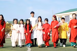 Niềm vui của giáo viên và học sinh Trường Tiểu học Thu Thủy bước vào năm mới. Ảnh: Hồ Lài