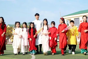 Niềm vui của giáo viên và học sinh Trường Tiểu học Thu Thủy bước vào năm mới. Ảnh: Hồ Lài