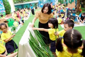 Bà Nguyễn Thị Mai Vân - Phó Hiệu trưởng Trường Mầm non Hà Trì, (Hà Đông, Hà Nội) và học trò. Ảnh: Đình Tuệ