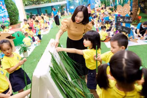 Bà Nguyễn Thị Mai Vân - Phó Hiệu trưởng Trường Mầm non Hà Trì, (Hà Đông, Hà Nội) và học trò. Ảnh: Đình Tuệ