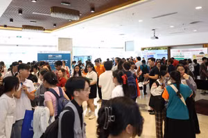 Sinh viên tìm kiếm cơ hội việc làm, thực tập tại Ngày hội Thực tập và Việc làm UEH Career Fair 2024. Ảnh: UEH