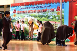 Một phân đoạn trong tác phẩm “Cải ơi” của nhà văn Nguyễn Ngọc Tư được học sinh Trường THPT Phan Ngọc Hiển tái hiện trên sân khấu. Ảnh: QM