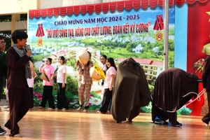 Một phân đoạn trong tác phẩm “Cải ơi” của nhà văn Nguyễn Ngọc Tư được học sinh Trường THPT Phan Ngọc Hiển tái hiện trên sân khấu. Ảnh: QM