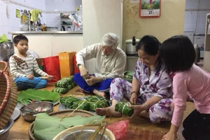 Tổng Bí thư, Chủ tịch nước Nguyễn Phú Trọng và Phu nhân Ngô Thị Mận cùng các cháu quây quần gói bánh chưng ngày 27 Tết Kỷ Hợi 2019.