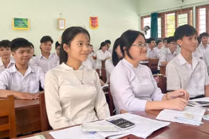 Em Võ Thuận Thảo (ngoài cùng bên trái) quyết tâm học chữ, hiện thực hóa ước mơ để gia đình bớt khó khăn.