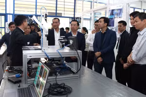 Trường Đại học Sư phạm Kỹ thuật (Đại học Đà Nẵng) tiếp nhận thiết bị phòng thực hành do doanh nghiệp tài trợ. Ảnh: NTCC