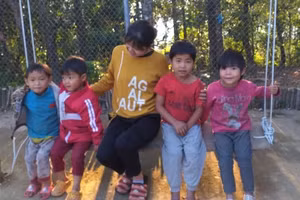 Cô Lò Thị Nghị cùng trẻ ở Nậm Tảng.