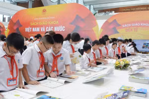 Học sinh tham quan triển lãm sách giáo khoa Việt Nam và các nước. Ảnh minh họa: INT