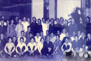 Bức ảnh bà Hiền (hàng đầu thứ 4 từ trái sang) và đoàn công tác chụp chung với Bác Hồ năm 1966.