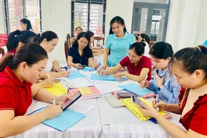 Giáo viên Trường Mầm non Bình Minh (Hải Châu, Đà Nẵng) sinh hoạt chuyên môn. Ảnh: NTCC