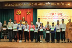 Đại diện các tổ chức tôn giáo tại Đắk Lắk trao học bổng cho học sinh nghèo vượt khó năm 2024. Ảnh: TT