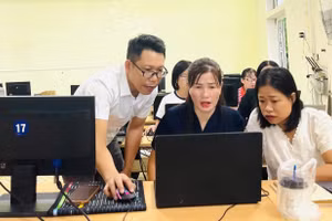 Bồi dưỡng kỹ năng AI cho giáo viên Trung tâm GDTX - Tin học, Ngoại ngữ tỉnh Quảng Trị. Ảnh: NTCC