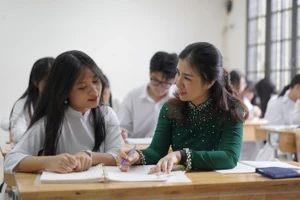 Cô, trò Trường THPT Phan Đình Phùng (Ba Đình, Hà Nội). Ảnh: Xuân Phú