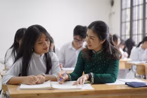 Cô, trò Trường THPT Phan Đình Phùng (Ba Đình, Hà Nội). Ảnh: Xuân Phú