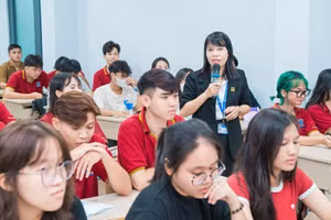 TS Cù Ngọc Phương - Trưởng khoa Lý luận Chính trị, Trường Đại học Nguyễn Tất Thành trong giờ dạy.