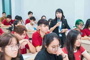 TS Cù Ngọc Phương - Trưởng khoa Lý luận Chính trị, Trường Đại học Nguyễn Tất Thành trong giờ dạy.