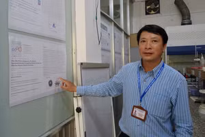 TS Huỳnh Thiên Tài bên các bài báo quốc tế mà nhóm nghiên cứu đã công bố thời gian qua. Ảnh: Phúc Uyên