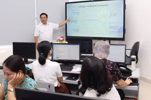 Hội đồng sư phạm Trường Tiểu học Ông Ích Khiêm (Hải Châu, Đà Nẵng) tập huấn ứng dụng AI vào công tác quản lý và dạy học. Ảnh: NTCC