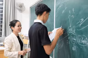 Cô Hoàng Thị Ly năm đầu tiên tham gia ôn thi tốt nghiệp THPT môn Ngữ văn.