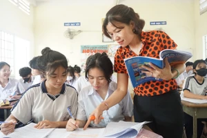 Cô trò Trường THCS Trần Quang Khải (TPHCM). Ảnh minh họa: INT